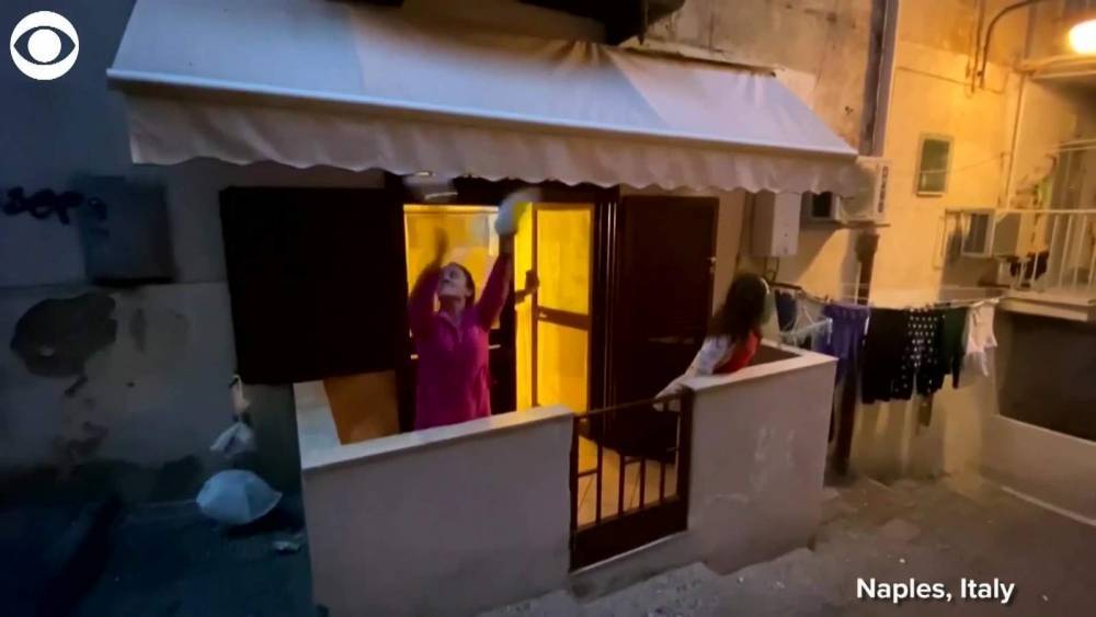 Coronavirus: Italians keep spirits up by singing from balconies during lockdown - clickorlando.com - Italy - city Rome