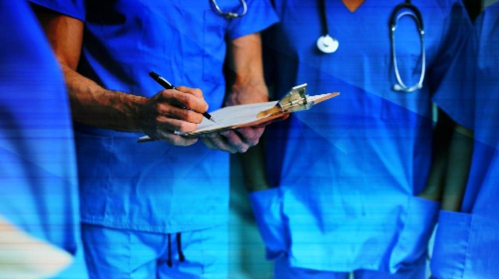 Every newly qualified doctor offered internships to tackle Covid-19 outbreak - rte.ie