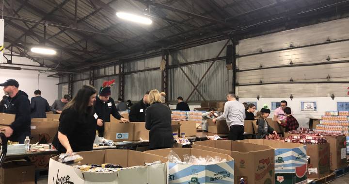 Valérie Plante - Coronavirus: Montreal to lend employees to food bank as it deals with shortage of volunteers - globalnews.ca
