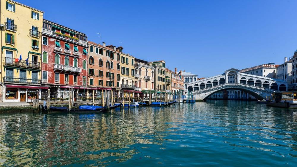 Venice canals clear as coronavirus leaves city tourist free - rte.ie - Italy