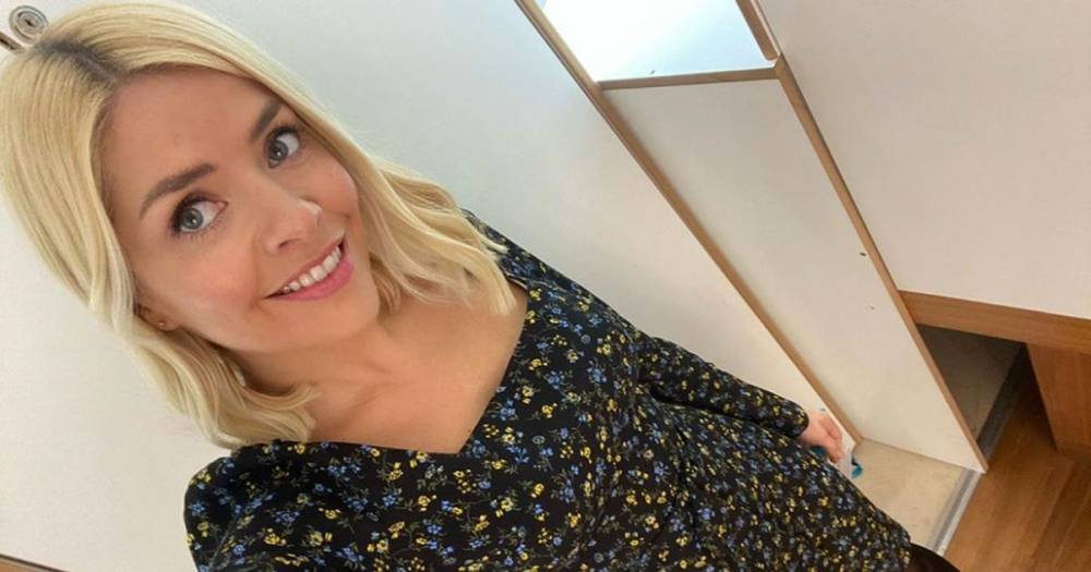 Holly Willoughby - Phillip Schofield - Holly Willoughby demonstrates social distancing as she shares latest photo of her This Morning outfit - ok.co.uk