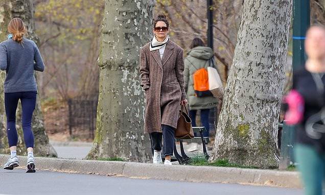 Katie Holmes - Katie Holmes goes without a mask or gloves as she strolls in Central Park - dailymail.co.uk - New York - city New York - county Park
