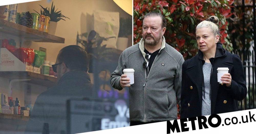 Ricky Gervais - Ricky Gervais braves popping out to a vape shop during coffee run with partner Jane Fallon amid coronavirus outbreak - metro.co.uk