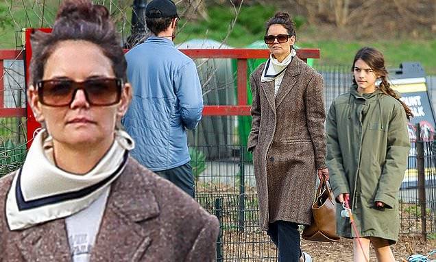 Katie Holmes - Suri Cruise - Katie Holmes strolls in Central Park with Suri - dailymail.co.uk - county Park