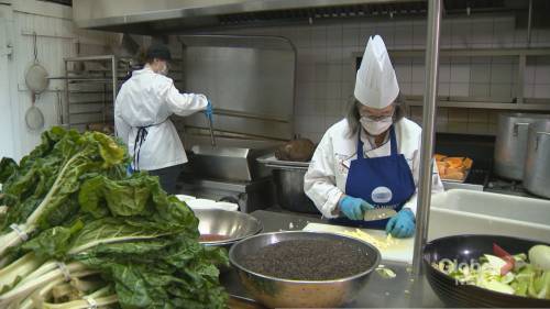 Coronavirus: Chef Jagger Gordon prepares 30,000 meals to feed Canadians - globalnews.ca