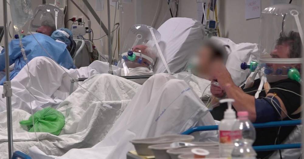 Coronavirus patients on 'apocalypse' ward gasp in bubble helmets as army move bodies - mirror.co.uk - Italy