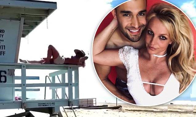 Britney Spears - Britney Spears puts on show for nearly deserted beach by dancing on a lifeguard post and doing yoga - dailymail.co.uk - Spain