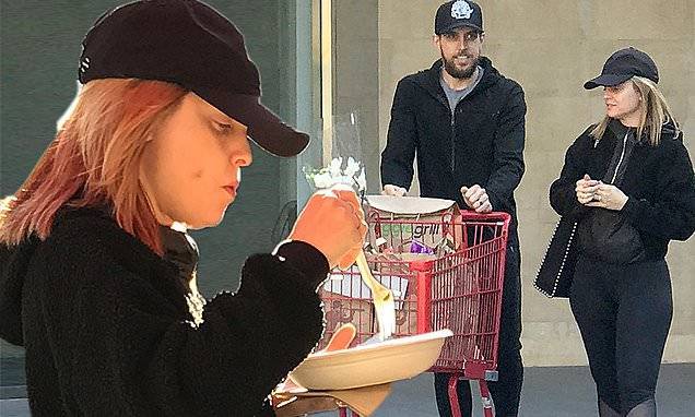 Mena Suvari and hubby Michael Hope chow down Veggie Grill takeout while stocking up on groceries - dailymail.co.uk - Los Angeles - city Los Angeles