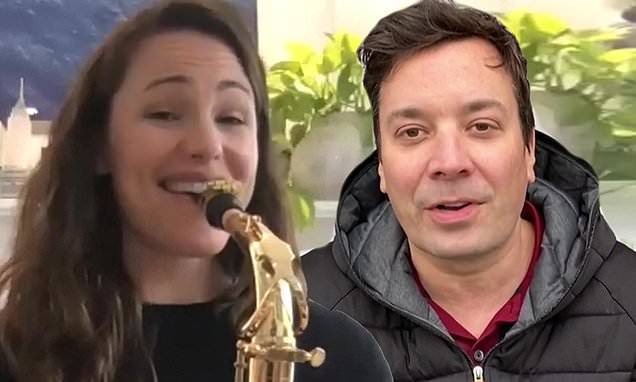 Amy Adams - Jimmy Fallon - Jennifer Garner plays the clarinet for charity during Jimmy Fallon's The Tonight Show - dailymail.co.uk