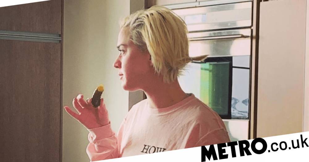 Orlando Bloom - Pregnant Katy Perry snacks on pickles while self-isolating and admits she’s lost track of what day it is - metro.co.uk