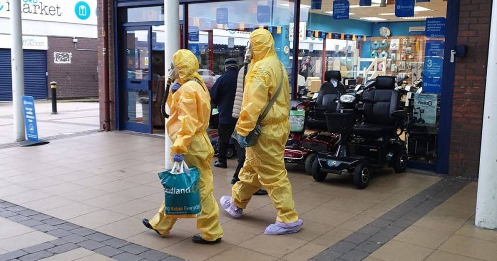 Couple spotted going to Aldi in Salford... dressed like this - manchestereveningnews.co.uk