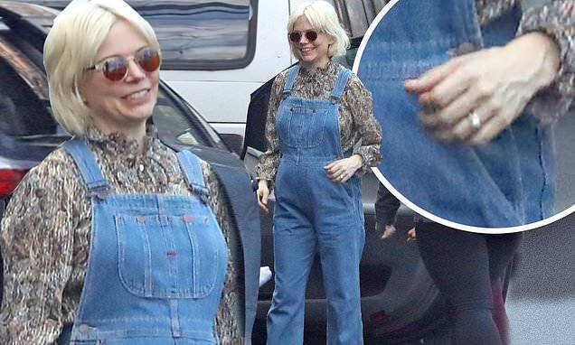 Michelle Williams - Thomas Kail - Michelle Williams shows off her baby bump in overalls as she flashes her engagement ring - dailymail.co.uk - city New York