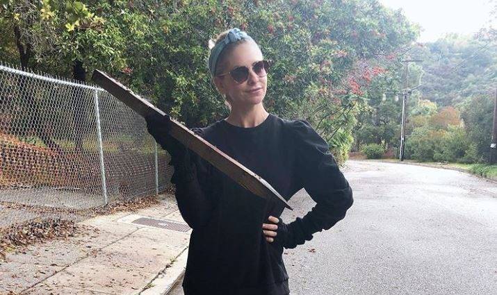 Buffy the Vampire Slayer fans beg for reboot as Sarah Michelle Gellar poses with giant wooden stake on Instagram - thesun.co.uk