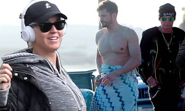 Katy Perry - Orlando Bloom - Pregnant Katy Perry enjoys a beach stroll as fiance Orlando Bloom braves a swim - dailymail.co.uk - Los Angeles - city Los Angeles - county Santa Barbara