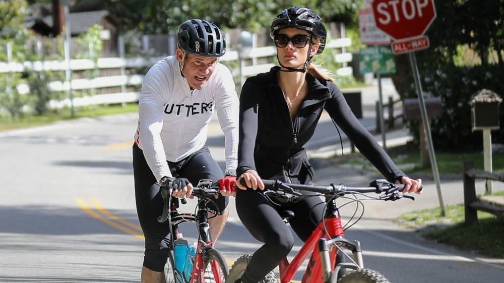 Laura Savoie - Dennis Quaid Goes for Early Morning Bike Ride with Fiancee Laura Savoie - justjared.com - county Pacific - state California