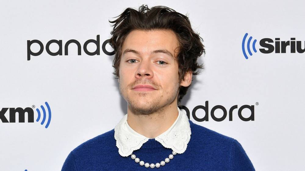 Harry Styles - Harry Styles Is 'Doing Some Face Masks' And 'Learning Italian' In Self-Isolation - mtv.com - Italy