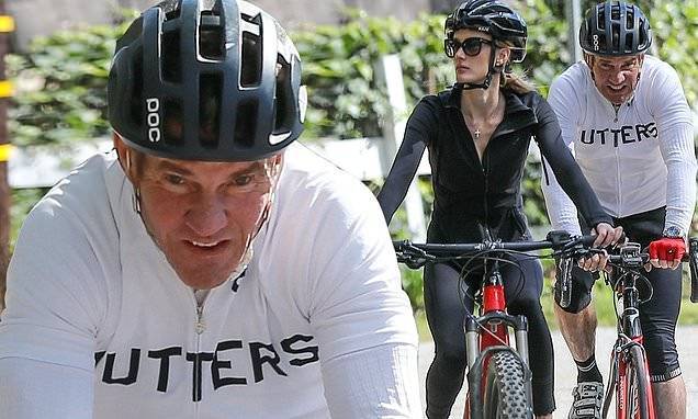 Laura Savoie - Dennis Quaid - Dennis Quaid struggles to keep up with his much younger fiancee as couple enjoy bike ride - dailymail.co.uk - county Pacific - Los Angeles - state California