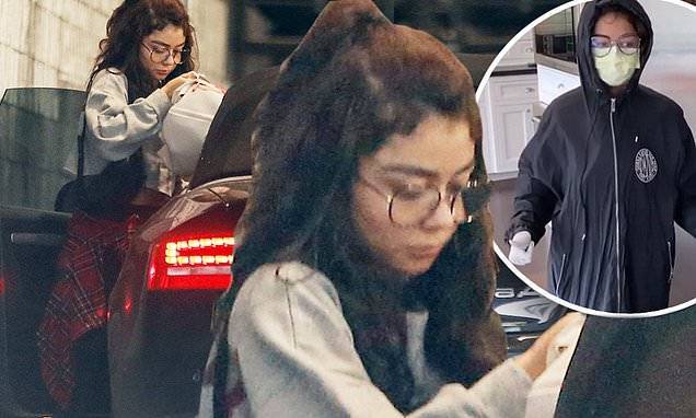 Sarah Hyland - Sarah Hyland ventures outside to get blood tests amid coronavirus pandemic - dailymail.co.uk - Los Angeles - city Los Angeles - county Wells - city Adams, county Wells
