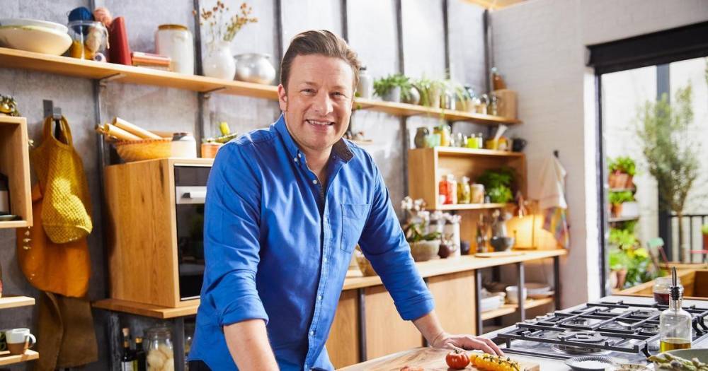 Jamie Oliver - Coronavirus: Jamie Oliver fronts new easy meals cooking show amid pandemic - mirror.co.uk - Britain