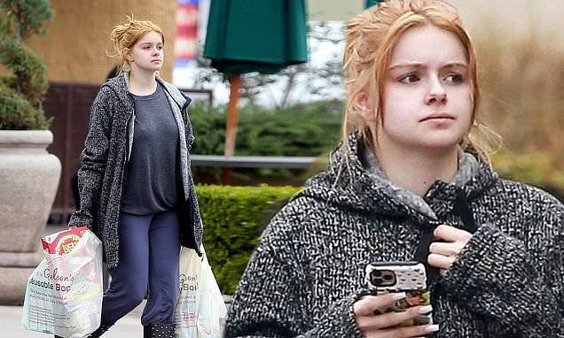 Ariel Winter - Ariel Winter goes braless and makeup-free for grocery store trip - dailymail.co.uk - Los Angeles - city Los Angeles