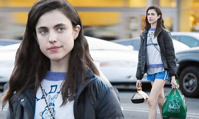 Kaia Gerber - Margaret Qualley - Pete Davidson - Margaret Qualley heads out solo for groceries - dailymail.co.uk - Los Angeles - city Hollywood