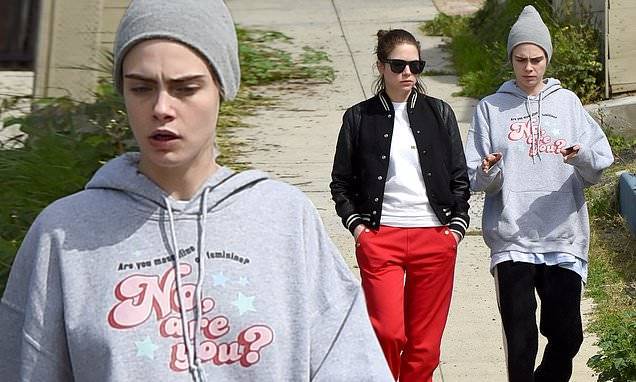 Cara Delevingne - Ashley Benson - Cara Delevingne and Ashley Benson rock casual outfits, take break from self-quarantining with stroll - dailymail.co.uk - Los Angeles - city Los Angeles