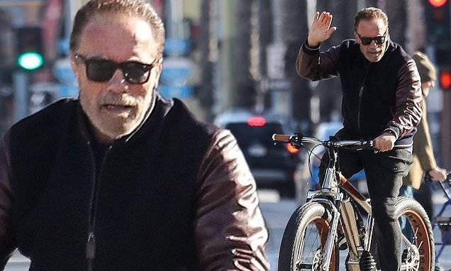Arnold Schwarzenegger - Arnold Schwarzenegger breaks monotony of self-quarantine as he hits streets for bike ride - dailymail.co.uk - Los Angeles - state California - city Los Angeles