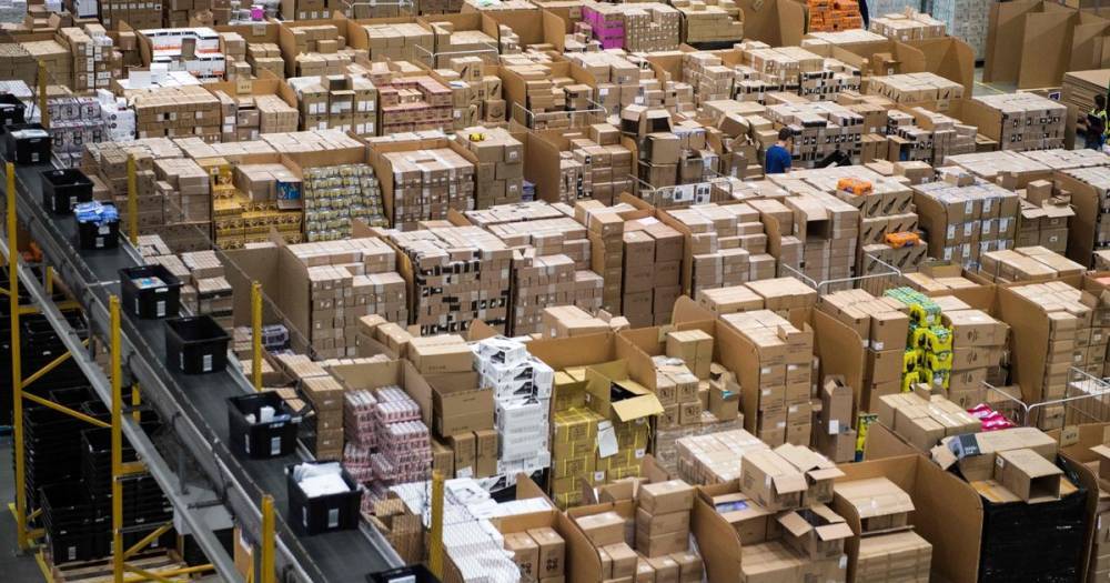 Coronavirus: Amazon gives 15% pay rise to warehouse staff as demand surges - mirror.co.uk - Usa