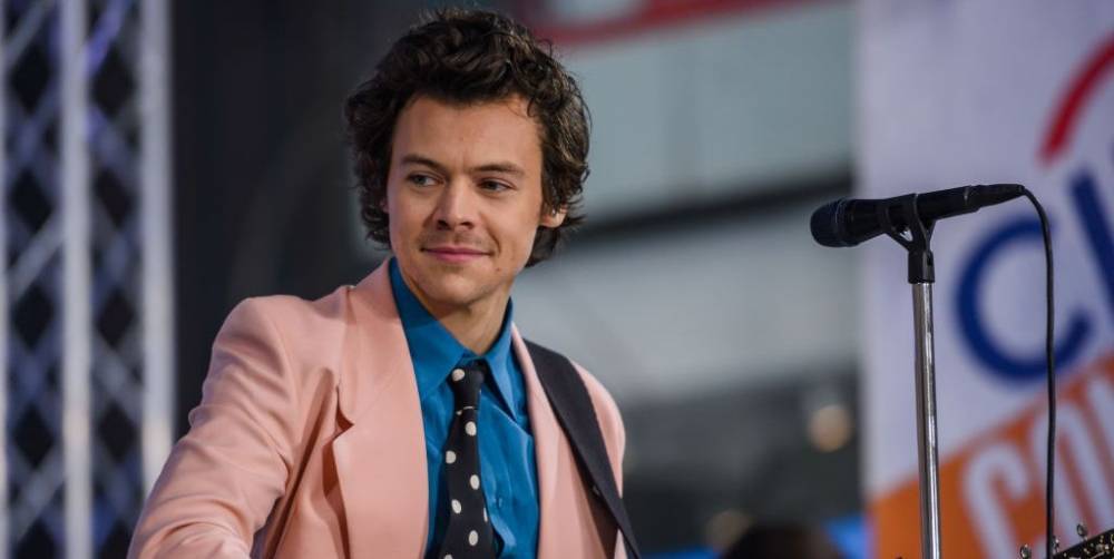 Harry Styles - Harry Styles' Quarantine Activities Include Face Masks and Learning Italian and Sign Language - elle.com - Italy