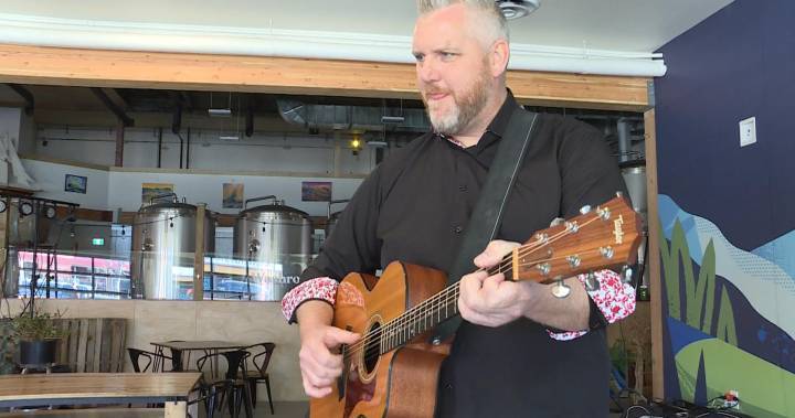 Okanagan musician beats stress by sharing online performances - globalnews.ca