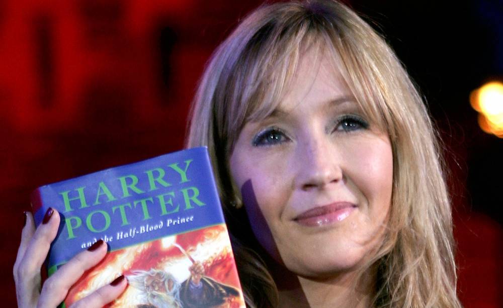 J.K. Rowling Grants Open License for Teachers to Use 'Harry Potter' in Lessons During Health Crisis - justjared.com - county Potter