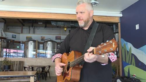 Okanagan musician connects with thousands online - globalnews.ca
