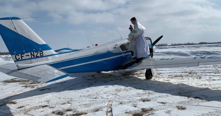 Coronavirus: Saskatoon priest blesses city from the sky - globalnews.ca