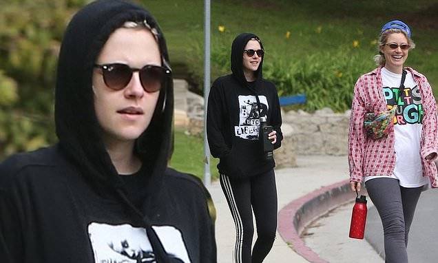 Kristen Stewart - Kristen Stewart staves off cabin fever blues with a hike and a relaxing afternoon - dailymail.co.uk - Los Angeles