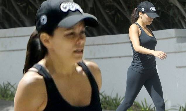 Eva Longoria - Eva Longoria steps out for a morning workout after urging fans to 'stay home' amid COVID-19 - dailymail.co.uk - Los Angeles - city Los Angeles