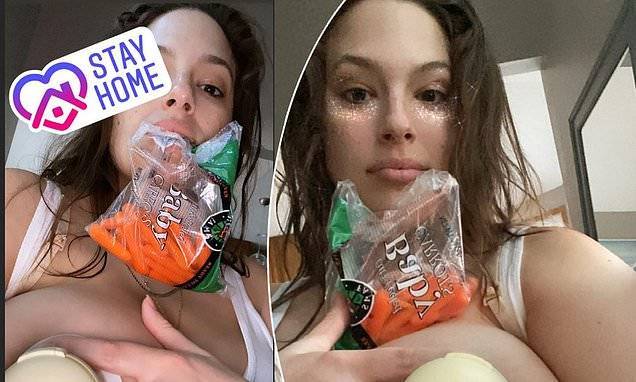 Ashley Graham - Ashley Graham snacks on carrots as she pumps milk for her baby while in self isolation - dailymail.co.uk