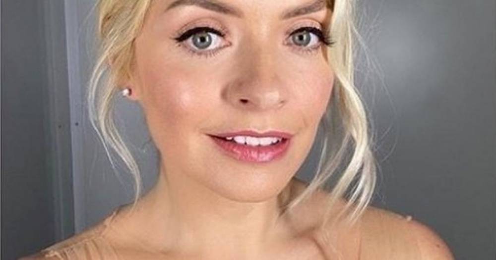 Holly Willoughby - Holly Willoughby wears white bath towel for 'breakfast in bed' Mother's Day surprise - dailystar.co.uk