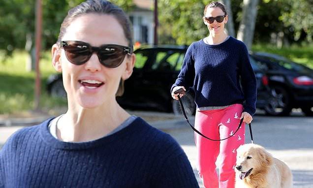 Jennifer Garner is all smiles as she walks her dog - dailymail.co.uk