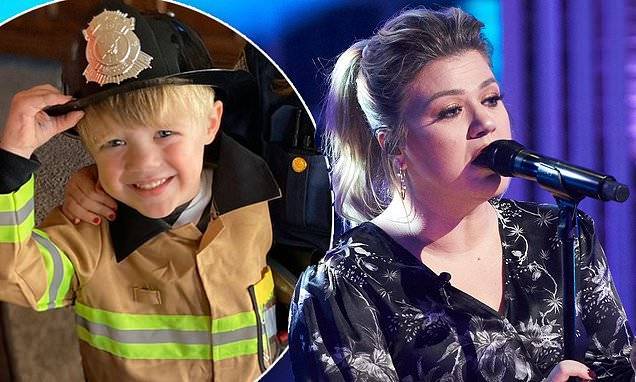 Kelly Clarkson - Brandon Blackstock - Kelly Clarkson admits she had to use her 'toddler's potty' after pipes at her Montana cabin froze - dailymail.co.uk - state Montana