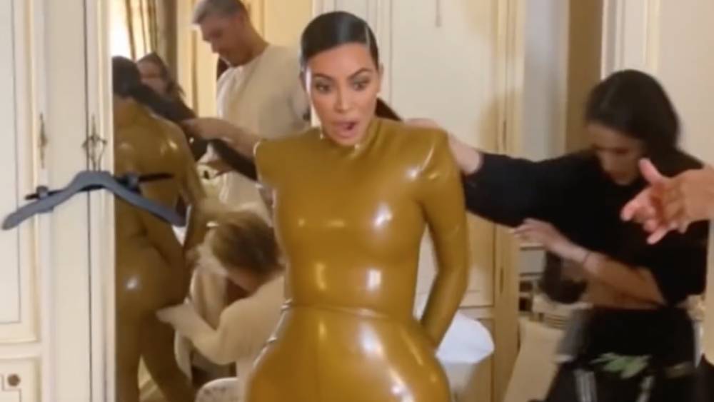 Kourtney Kardashian - Kim Kardashian - Kim Kardashian Tries to Slip Into Her Skin-Tight Latex Look in New 'KUWTK' Clip - etonline.com