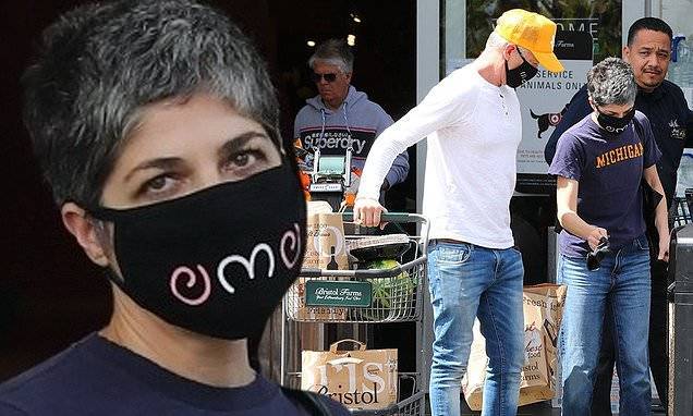 Ron Carlson - Selma Blair dons a mask to go grocery shopping - dailymail.co.uk - Los Angeles - city Los Angeles - state Michigan - city Selma, county Blair - county Blair