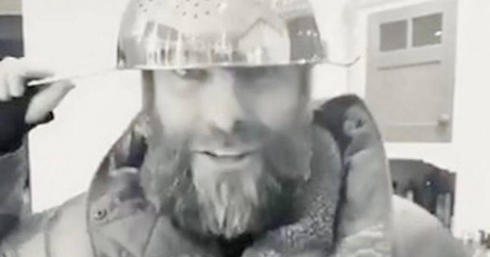 Liam Gallagher - Liam Gallagher loses it in self-isolation as he sings Smash song and wears colander as a hat - mirror.co.uk
