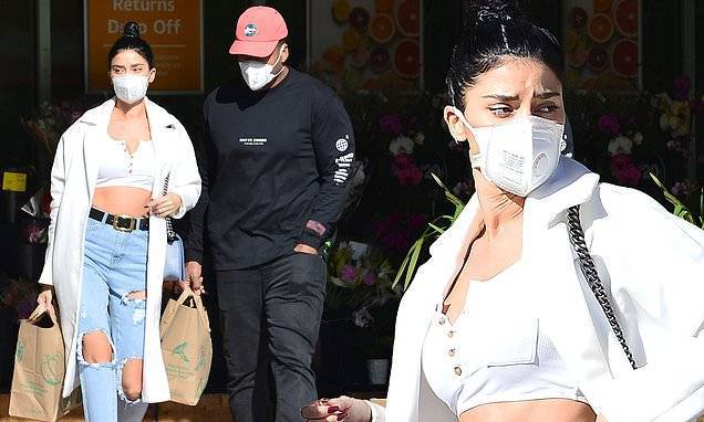 Larry Britain - Nicole Williams English shows off her toned tummy and dons a face mask - dailymail.co.uk - Britain - Los Angeles - city Los Angeles - county Williams