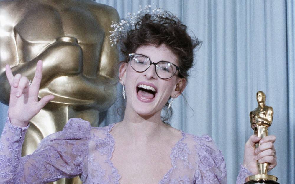 Marlee Matlin - Mira Sorvino - Caitlyn Jenner - Marlee Matlin Wears Her 1987 Oscars Dress While She’s At Home During Coronavirus Pandemic - etcanada.com