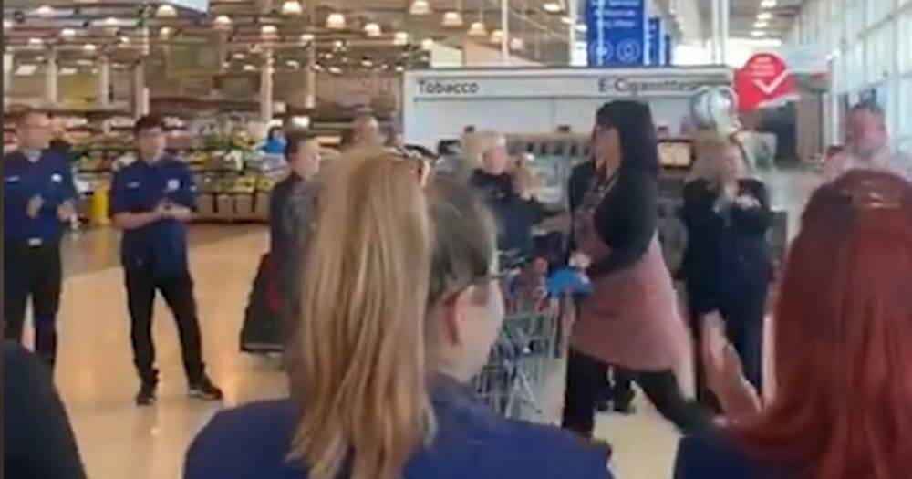 Dawn Bilbrough - Coronavirus: NHS workers greeted with applause and flowers by Tesco staff - mirror.co.uk - Britain - Iceland