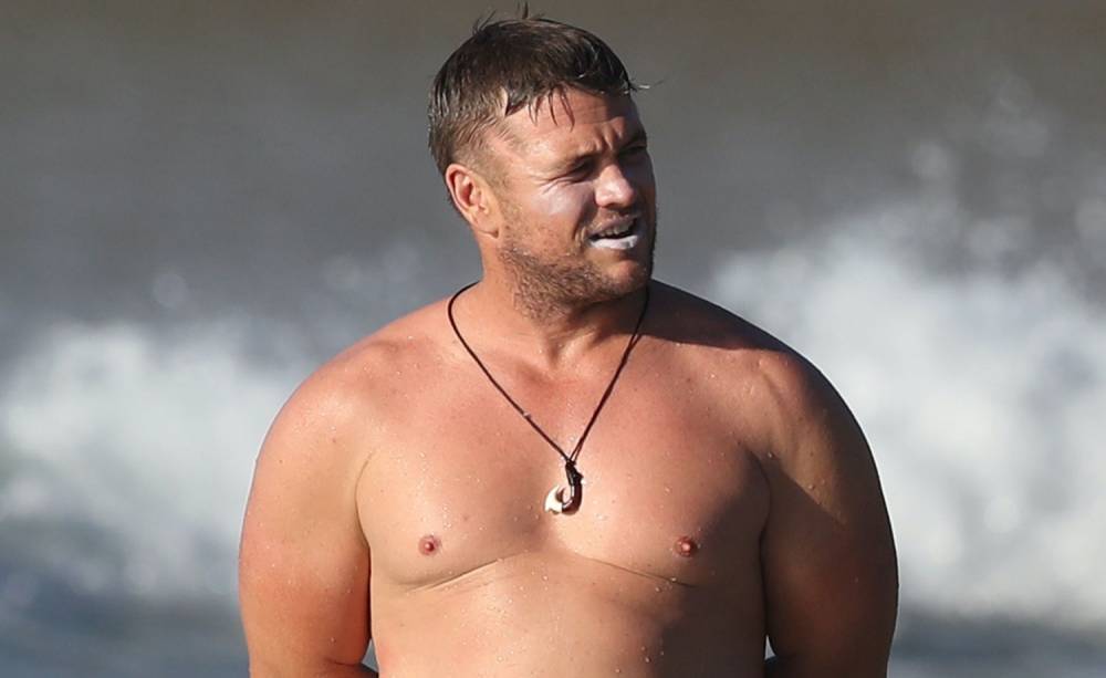 Westworld's Luke Hemsworth Goes Shirtless at the Beach in Australia - justjared.com - Australia - county Bay