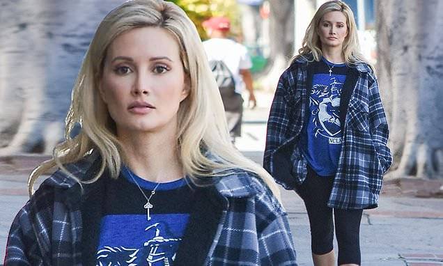 Holly Madison stays solo as she breaks up the monotony of quarantine and homeschooling with a walk - dailymail.co.uk - Los Angeles - state Oregon