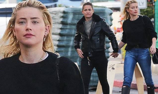 Amber Heard - Amber Heard holds hands with girlfriend Biance Butti as they pick up flowers and firewood in LA - dailymail.co.uk - Los Angeles - state California - city Palm Springs, state California