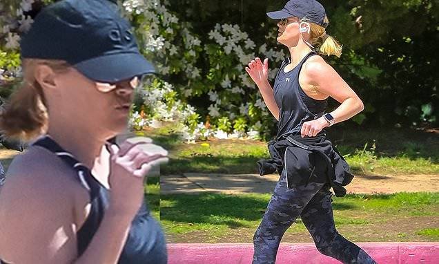 Reese Witherspoon - Reese Witherspoon rocks leggings and tank top during jog in LA… one day after celebrating birthday - dailymail.co.uk - Los Angeles - state California - city Los Angeles