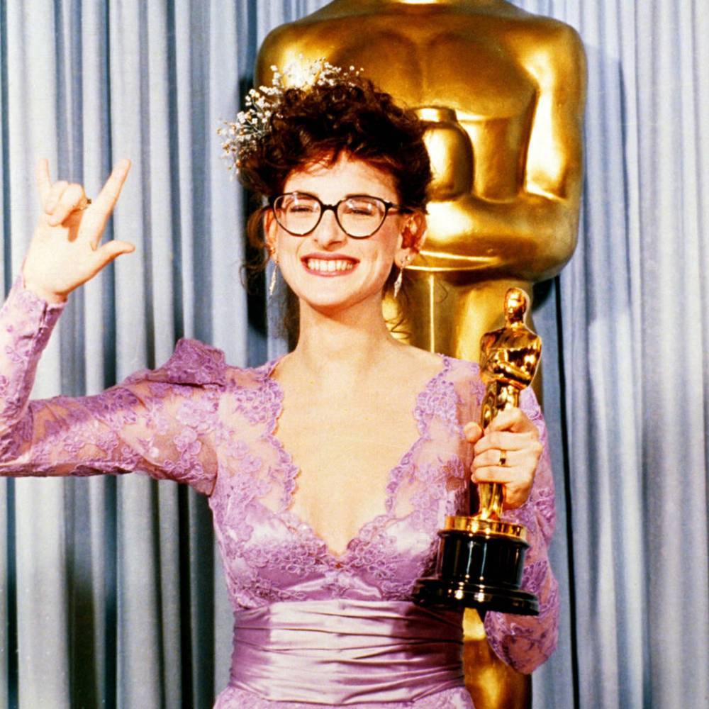 Marlee Matlin - Marlee Matlin tries on 1987 Oscars dress during self-isolation - peoplemagazine.co.za